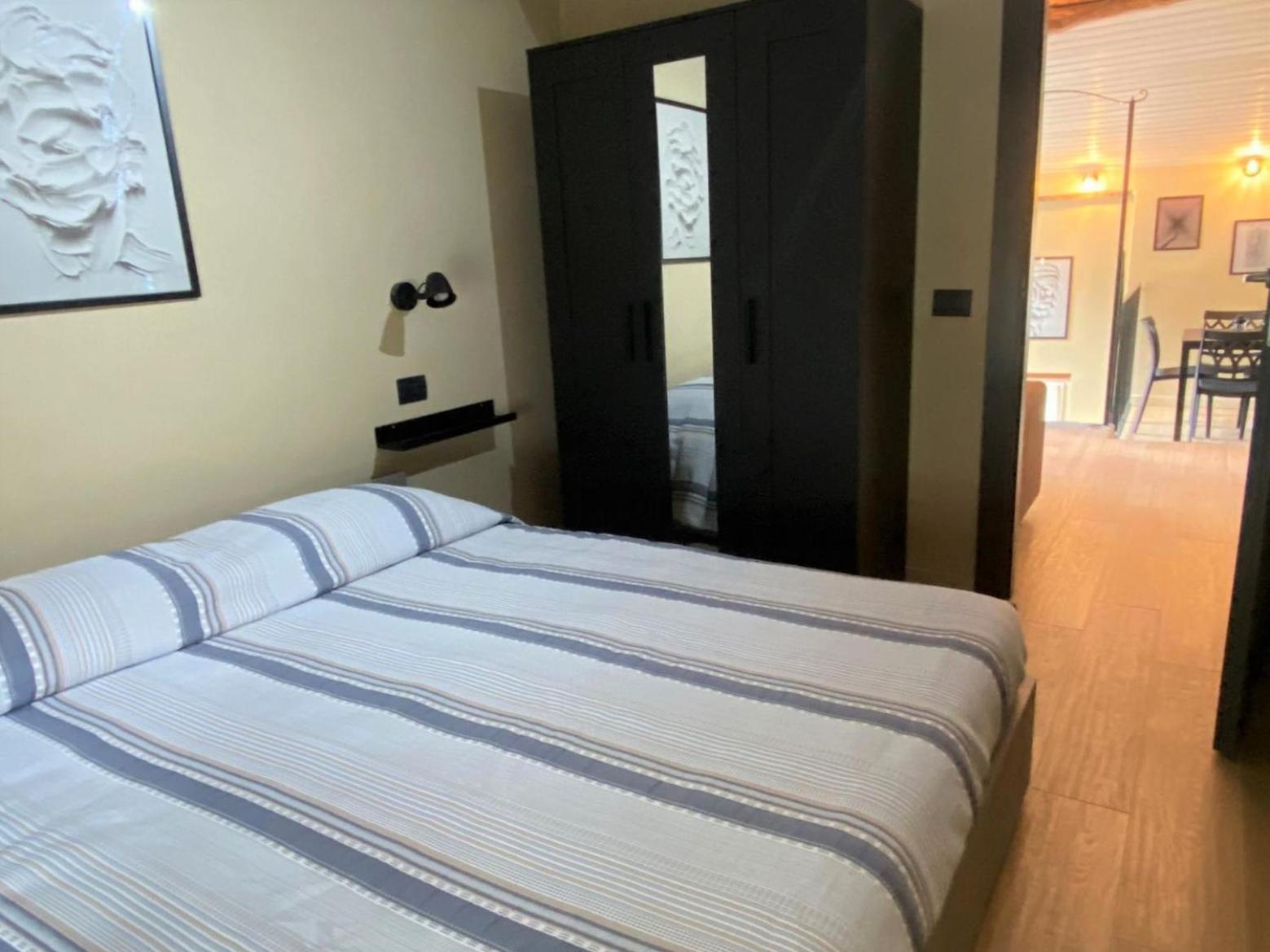 Argegno'S River - Central Apartment Lake View Room photo